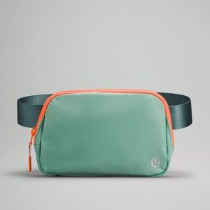LULULEMON Everywhere Belt Bag 1 Litre
(Arctic Green/Tidewater Teal)